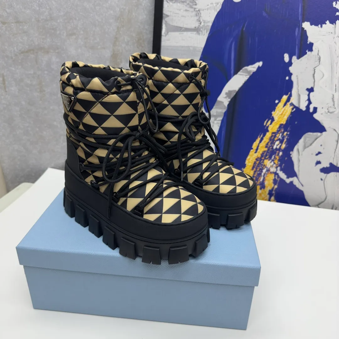 👟👟Ex-factory price 660👟👟 The highest version on the market, Prada's king style, snow boots, ski boots, chubby, so cute and cute →_→ From the Prada limited series, unique. Shiny nylon Oblique upper with criss-cross straps for an ideal fit. The boots are made of technical fabric and have a short-cut version. They can be worn in the city or in the mountains. They make the calves slimmer, taller, warmer and have a concave shape. The boots and soles use the original waterproof effect. The size is 35-40. 41Customized
